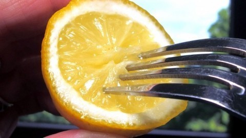 Zitronen auspressen im Restaurant
