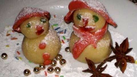Marzipan als festliche Weihnachtsdeko: Bastle süße Schneemänner, die auf deinem Weihnachtstisch für echte Hingucker sorgen.