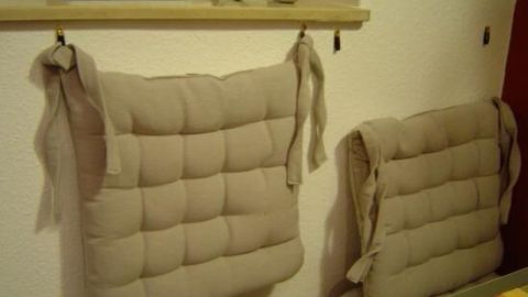 So befestigst du Rückenkissen mit Klebehaken an der Wand – ohne zu bohren, perfekt für eine gemütliche Rückenlehne im Bett.