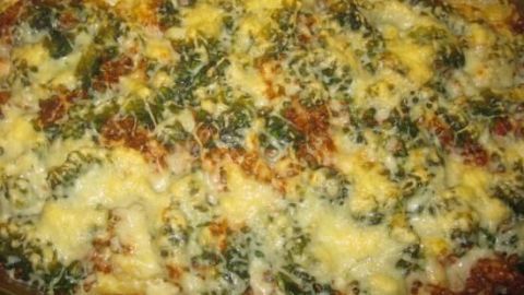 Herzhafter Spinat-Hackfleisch-Nudelauflauf: Dieses einfache Rezept überzeugt mit viel Geschmack und einer goldbraunen Käsekruste.