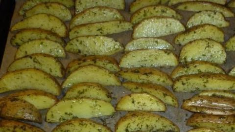 Leckere Kartoffelecken liegen gebräunt auf einem Backblech, bereit zum Genießen nach dem Backen im Ofen.