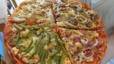 Meine extrem kritische Familie hat meinen Pizzateig zum weltbesten erklärt! Daher möchte ich euch das Rezept nicht vorenthalten.