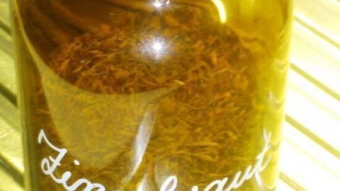 Ein Glas mit Zinnkraut steht auf einer Oberfläche, bereit zur Verwendung für gesunde Pflanzen und schimmelfreie Erde.