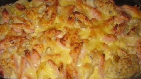 Ein Auflauf aus Kartoffeln und Blumenkohl mit Fleischwurst, goldbraun überbacken und käsig. Deftig und appetitlich.