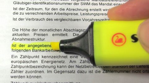 Gelbe Textmarker für Markierungen in Verträgen