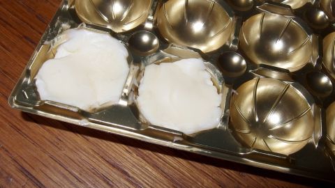 Im Nu hat man kleine Stückchen Butter in hübschen Formen, der Fantasie sind hier keine Grenzen gesetzt.