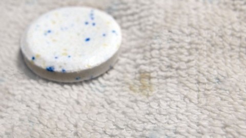 Flecken in weißer Wäsche mit Zahnreinigertabs entfernen