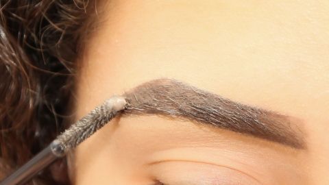 Helle Augenbrauen werden mit einem Bürstchen in die gewünschte Form gebracht, um einen ausdrucksstarken Look zu erzielen.