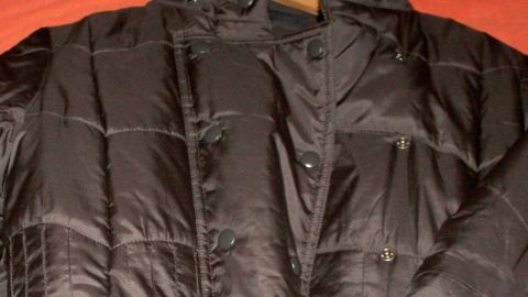 Es gibt Spezialwaschmittel, extra für Membrankleidung. Damit lässt sich Skibekleidung hervorragend waschen. Eine schwarze Skijacke hängt an einem Kleiderbügel, bereit zum Waschen nach dem Skifahren.