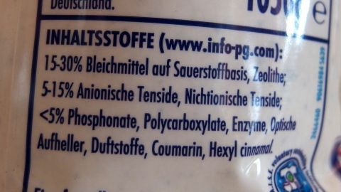 Eine Zutatenliste ist zu sehen, die Informationen über Inhaltsstoffe und deren Anteile enthält, was beim Vermeiden von Zauberflecken auf Teppichen hilft.