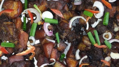 Bunte Gemüsewürfel werden in einer Pfanne angeröstet und sorgen für ein gesundes, aromatisches Gericht mit vielen Gewürzen.
