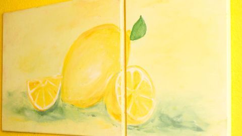 Ein leuchtendes Keilrahmenbild zeigt eine große Zitrone und einige Zitronenscheiben auf einem gelben Hintergrund.