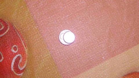 Zwei Münzen liegen auf einem bunten Stoff, bereit zur Verwendung im Geldbeutel für schnelle Zahlungen.