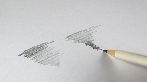 Ein Bleistift kritzelt auf einem Blatt Papier, während schraffierte Linien entstehen, um den Schreibdruck zu zeigen.