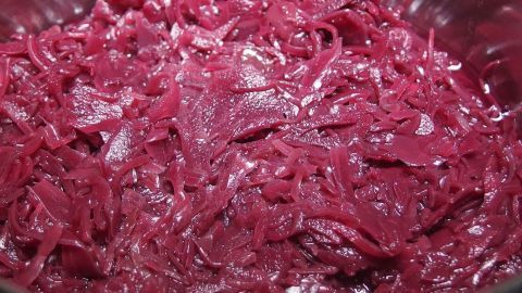 Rotkohl leuchtet glänzend und frisch in einer Schüssel, nachdem er mit Kartoffelwasser zubereitet wurde.