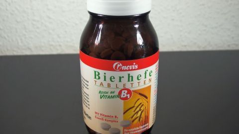 Bierhefe kann eine wertvolle Ergänzung für die Ernährung deiner Katze sein. Sie unterstützt die Gesundheit, das Fell und das Immunsystem. Überlege, ob du deinem Liebling diese nützlichen Tabletten anbieten möchtest. Ein Glas mit Bierhefe-Tabletten steht auf einem Tisch und ist bereit, Katzen zu helfen.