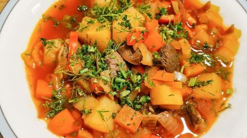 Eine Schonkostsuppe, reich an Gemüse und Kräutern, sieht appetitlich aus und könnte bei wenig Hunger genossen werden.