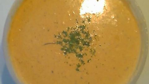 Eine cremige Salatsauce in einer Schüssel, dekoriert mit Kräutern, verleiht einem Gericht einen pikanten Geschmack.