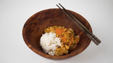 Probiere ein herzhaftes Weißkohl-Curry mit Möhren und Reis. Ein einfaches, lecker gewürztes Gericht für dein vegetarisches Menü.