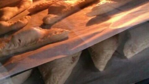 Blätterteig gefüllt mit Toffifee: Einfach vorbereitet und im Ofen goldbraun gebacken, schnell zum süßen Highlight für jede Gelegenheit.