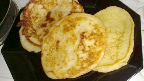 Saftige Bananen-Pancakes: Schnell mit wenigen Zutaten zubereitet, perfekt für ein süßes Frühstück wie im Artikel beschrieben.