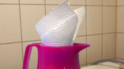 Ohne großen Aufwand und Geld bekommt man Thermoskannen ganz einfach supersauber. Eine pinke Thermoskanne steht in einer Küche und wird mit Zewa-Tüchern zur Reinigung verwendet.