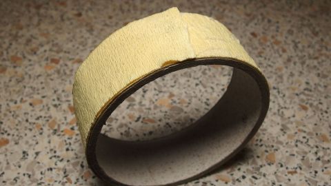 Malerkreppband liegt auf einer rauen Oberfläche und wartet darauf, für Malerarbeiten oder Bastelprojekte genutzt zu werden.