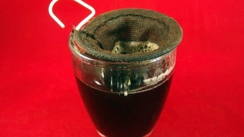 Haare mit Kaffeesatz oder schwarzem Tee färben
