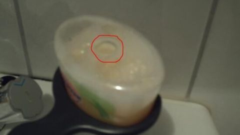 Ein Nachfüllbehälter von Sagrotan No Touch steht auf einer Oberfläche, bereit zum Nachfüllen in einem Badezimmer.