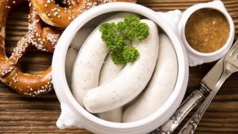 So gelingt dir die perfekte Weißwurst: richtig zubereitet, serviert mit Brezn und süßem Senf wie in Bayern.