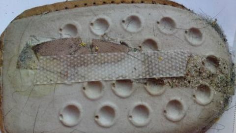 Herausnehmbare Fersenpolster mit Klettband liegen auf einem Tisch, bereit zur Verwendung in Schuhen für besseren Komfort.