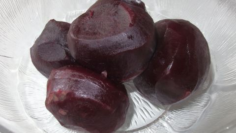Rote-Bete-Kugeln liegen auf einem klaren Teller, frisch zubereitet als gesunde Lösung gegen Schweißfüße.
