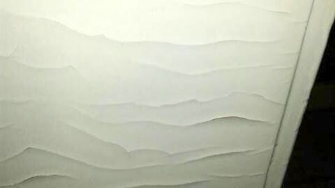 Mit Backofenspray werden vergilbte Türen wie neu. Einfach aufsprühen, einwirken lassen und das Ergebnis genießen.