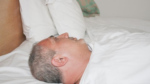 Schlaf ohne Kissen gegen Migräne
