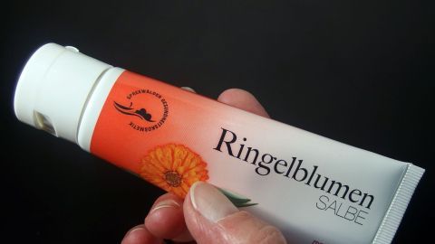 Ringelblumensalbe (Calendula) gegen trockene Haut um die Augen