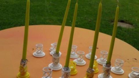 Verschlusskappen von Brausetabletten-Röhrchen als Kerzenhalter