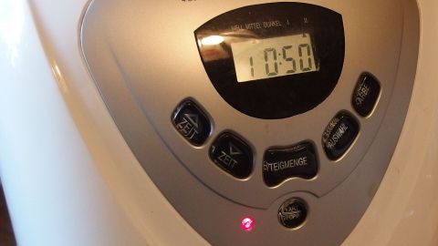 Ein Backautomat zeigt auf dem Display die Zeit von 10:50 Uhr an, umgeben von Bedienknöpfen für verschiedene Funktionen.