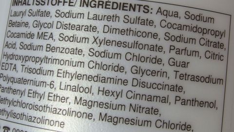Eine Haarkur-Produktbeschreibung zeigt eine Liste von Inhaltsstoffen, die für die Haarpflege verwendet werden.