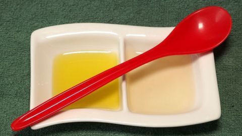 Apfelessig und Olivenöl helfen dabei, Bakterien im Mund zu verringern und somit den Körper zu entgiften.