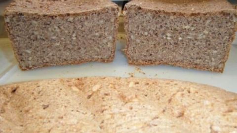 Brote, in der Mitte durchgeschnitten, auf einer Küchenarbeitsfläche, zeigen die Körnigkeit und Textur der Kruste und Krume.