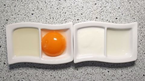Eine Haarkur selbst gemacht mit Rapsöl, Eigelb, Joghurt und Zitrone. In einem weißen Teller sind Rapsöl, Eigelb und Joghurt ansprechend angeordnet, bereit für die Haarkur.