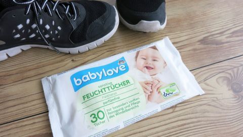 Weiße Turnschuhe werden wieder weiß mit Babyfeuchttüchern