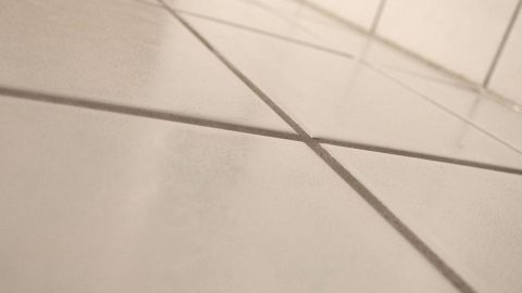 Helle, große Fliesen an einem Boden zeigen einen gereinigten Zustand und streifenfreie Oberflächen in einem modernen Raum.