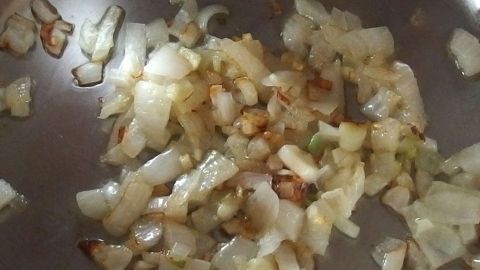 Zwiebeln bräunen in Pfanne, verleihen köstlichen Roter Reis-Rezepten eine herzhafte Note, ideal als Beilage zu Gegrilltem.