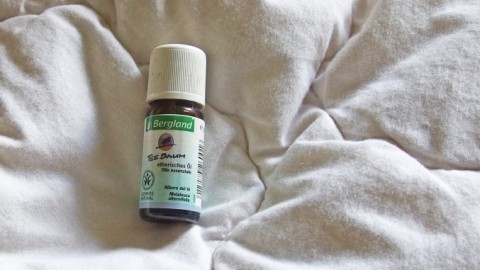 Hausstaubmilben mit Teebaumöl aus dem Bett "jagen"