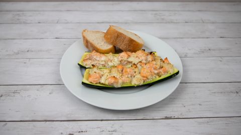 Zucchinihälften gefüllt mit Lachs – ein leichtes Ofengericht. Dazu passt wunderbar frisches Baguette.