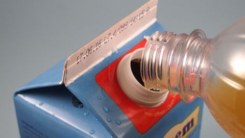 Ein Tetra-Pak wird gefüllt mit Flüssigkeit aus einer Flasche, um eine alternative Verwendung für Kühlpacks zu demonstrieren.