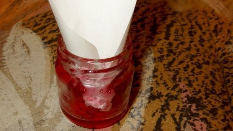 Fliegenfalle - Glas mit Marmelade und Papiertrichter