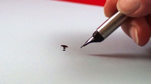 Ohne Tintenkiller Flecken von Tinte auf Papier entfernen.