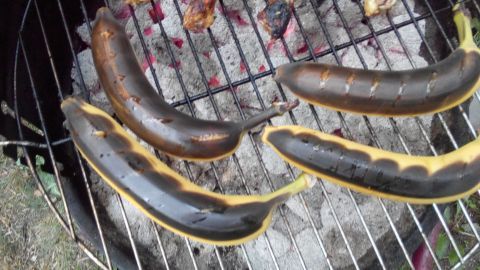 Sehr sehr lecker und super einfach. Die Banane kommt MIT Schale auf den Grill. Die Schale wird sehr schnell ganz braun - das soll so sein. 